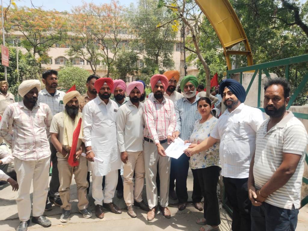 ਕੜਕਦੀ ਗਰਮੀ ਚ ਤਨਖਾਹਾਂ ਨਾ ਮਿਲਣ ਤੇ ਭੜਕੇ ਜੰਗਲਾਤ ਕਾਮੇ ਪੰਜਾਬ ਸਰਕਾਰ ਨੂੰ ਭੇਜਿਆ ਮੰਗ ਪਁਤਰ